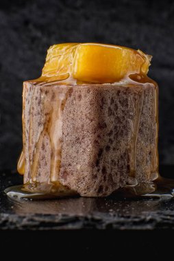 İnce krepli, portakallı ve kısık meyveli Japon böreği.