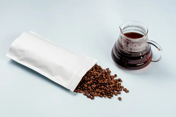 Opakowanie Ziarnem Kawy Czajnik Widokiem Czarną Kawę Hoy — Zdjęcie stockowe