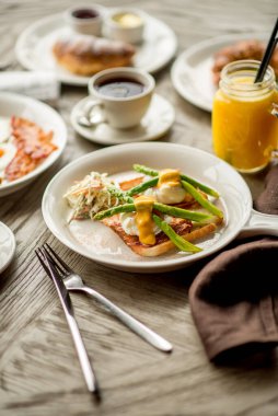 Kahve tostlu kahvaltı, yumurta suyu, kafeterya havlusu Amerikan ahşap masası...