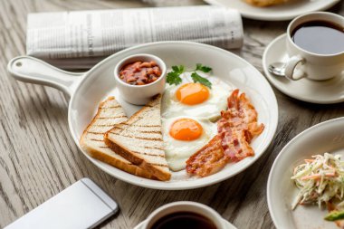 Kahve tostlu kahvaltı, yumurta suyu, kafeterya havlusu Amerikan ahşap masası...