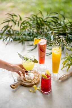 Meyveli kokteyller, nane ananaslı muz, teras masasında kafe restoranı, gündüz vakti.