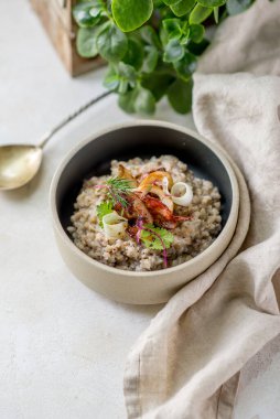 Sebzeli karabuğday, kithchen havlusu kaşık yaprağı kaşık kafe restoranı güpegündüz