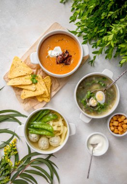 Köfteli çorba menüsü jambonlu yumurta bezelyeli tost kremalı kahve restoranı taş desenli yeşil yapraklı.