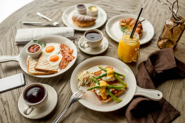 Desayuno Con Tostadas Café Con Jugo Huevo Café Luz Del — Foto de Stock