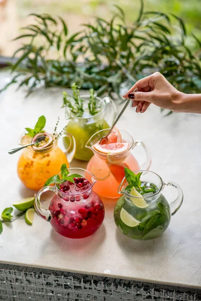 Limonádé Bogyókkal Menta Ananász Lime Banán Teraszon Asztal Kávézó Étterem — Stock Fotó