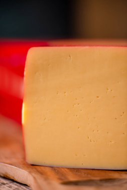 Tahtada parmesan peyniri, güneş ışığı masasında geleneksel masa dokusu, yan görünüş.