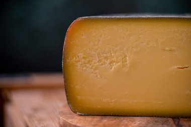 Tahtada parmesan peyniri, güneş ışığı masasında geleneksel masa dokusu, yan görünüş.