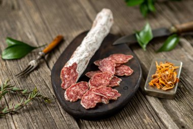 Ahşap tahtada kurutulmuş sosis ve baharatlı biber biberi ahşap dokuma mutfak manzarası.