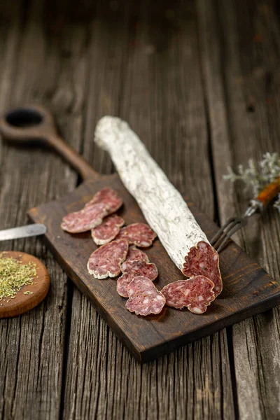 Salsicha Seca Tábua Madeira Com Especiarias Pimenta Textura Madeira Cozinha — Fotografia de Stock