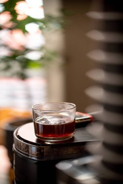 Bir bardak siyah filtre kahve. Gün ışığı kahvesi kahvehanesi manzarasına dökülüyor.