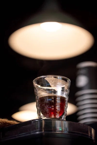 ブラックフィルターコーヒーハリオのガラスは 日光日光浴を注ぐコーヒーハウスカフェサイドビュー — ストック写真