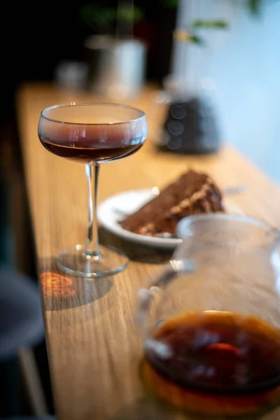 Giet Zwarte Koffie Hario Met Taart Tafel Koffiehuis Cafe Serveren — Stockfoto