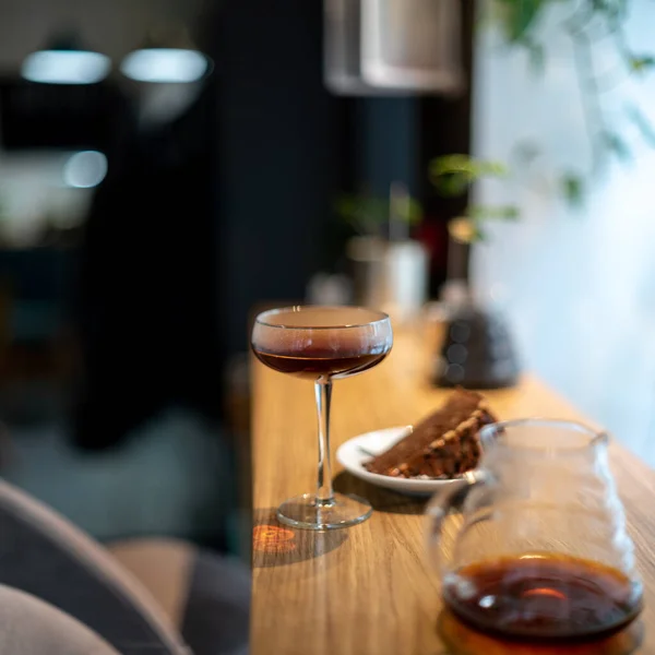 Giet Zwarte Koffie Hario Met Taart Tafel Koffiehuis Cafe Serveren — Stockfoto