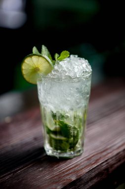 Meyveli kokteyl, bar tezgahında nane şekeri, bar Bokeh 'te gündüz manzarası.