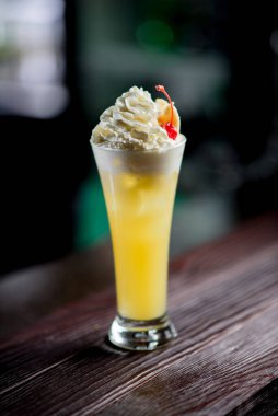 Meyveli kokteyl, bar tezgahında nane şekeri, bar Bokeh 'te gündüz manzarası.