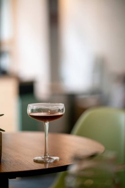 Kahve fincanının üzerindeki siyah filtre kahve fincanın kenarından dökülüyor.