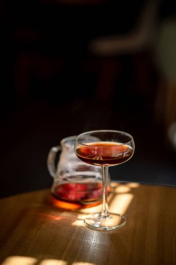 Kahve servisindeki masaya koyu filtre kahve. Sert kahve fincanın yanına dökülüyor.