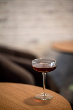 Kahve fincanının üzerindeki siyah filtre kahve fincanın kenarından dökülüyor.