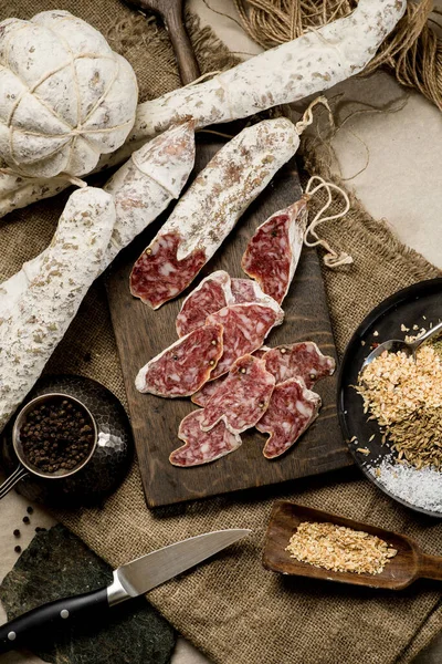 Salsicha Jarky Carne Com Especiarias Placa Madeira Com Alho Pimenta — Fotografia de Stock