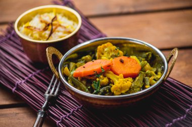 Geleneksel Hint mutfağı samosas naan körili masala biryani pilav mutfak havlusu panir tabağı tikka