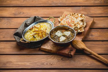 Geleneksel Hint mutfağı naan körili masala biryani pilav mutfak havlusu pandispanyası.