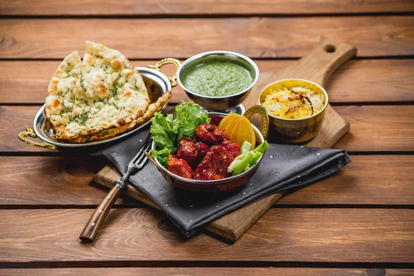 Geleneksel Hint mutfağı samosas naan körili masala biryani pilav mutfak havlusu panir tabağı tikka