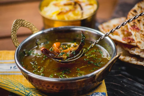Geleneksel Hint mutfağı samosas naan körili masala biryani pilav mutfak havlusu pandispanyası