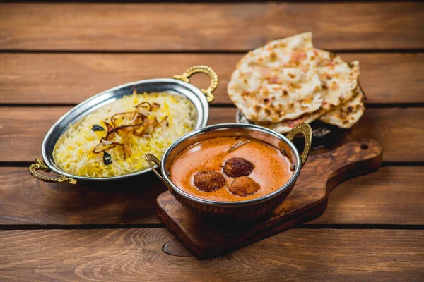 Geleneksel Hint mutfağı samosas naan körili masala biryani pilav mutfak havlusu pandispanyası