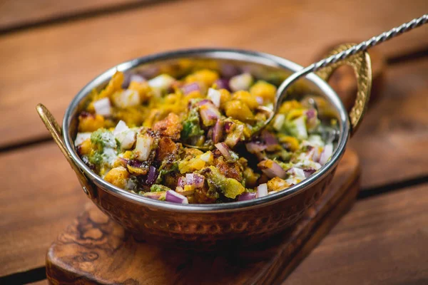 Samosa sohbet masala kaşık tabak tahta tahta tahta geleneksel Hint mutfağı 