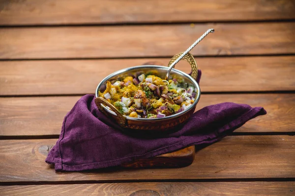 Samosa sohbet masala kaşık tabak tahta tahta tahta geleneksel Hint mutfağı 