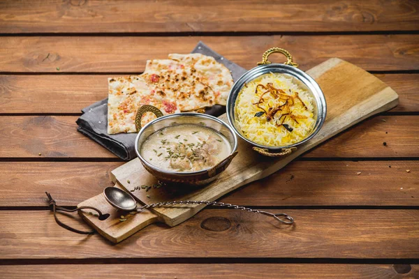Geleneksel Hint mutfağı naan körili masala biryani pilav mutfak havlusu pandispanyası.