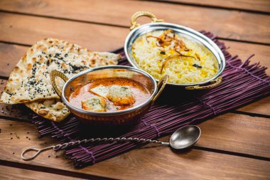 Geleneksel Hint mutfağı naan körili masala biryani pilav mutfak havlusu pandispanyası.