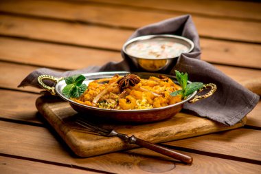 Karides biryani geleneksel sebze sosu Hint lokantası manzaralı pirinç kafesi