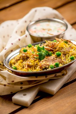 Geleneksel biryani geleneksel sebze sosu Hint lokantası manzaralı pirinç kafesi