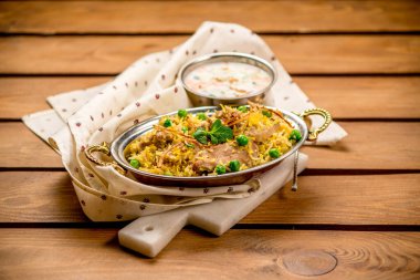 Geleneksel biryani geleneksel sebze sosu Hint lokantası manzaralı pirinç kafesi