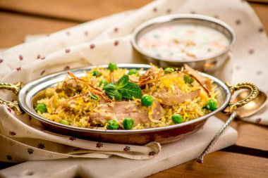 Geleneksel biryani geleneksel sebze sosu Hint lokantası manzaralı pirinç kafesi