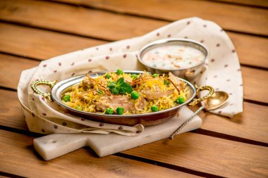 Geleneksel biryani geleneksel sebze sosu Hint lokantası manzaralı pirinç kafesi