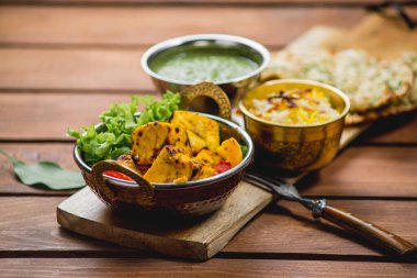 Geleneksel Hint mutfağı samosas naan körili masala biryani pilav mutfak havlusu panir tabağı tikka