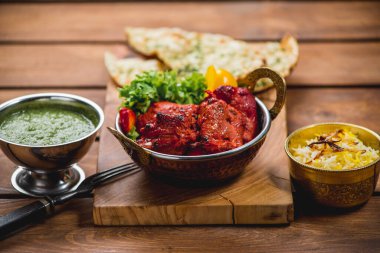 Geleneksel Hint mutfağı samosas naan körili masala biryani pilav mutfak havlusu panir tabağı tikka