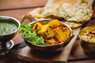 Geleneksel Hint mutfağı samosas naan körili masala biryani pilav mutfak havlusu panir tabağı tikka