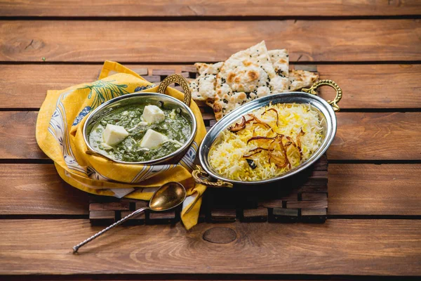 Geleneksel Hint mutfağı naan körili masala biryani pilav mutfak havlusu pandispanyası.