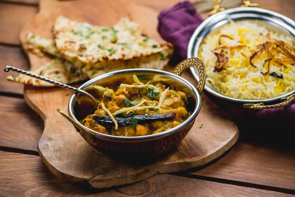 Geleneksel Hint mutfağı naan körili masala biryani pilav mutfak havlusu pandispanyası.