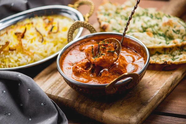 Geleneksel Hint mutfağı naan körili masala biryani pilav mutfak havlusu pandispanyası.