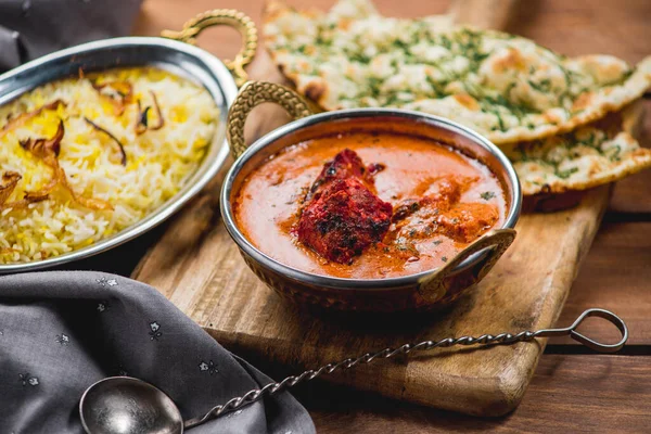 Geleneksel Hint mutfağı naan körili masala biryani pilav mutfak havlusu pandispanyası.