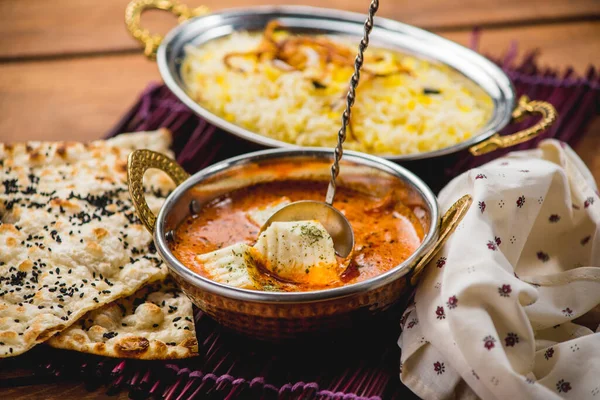 Geleneksel Hint mutfağı naan körili masala biryani pilav mutfak havlusu pandispanyası.