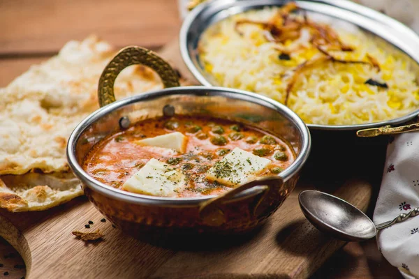 Geleneksel Hint mutfağı naan körili masala biryani pilav mutfak havlusu pandispanyası.