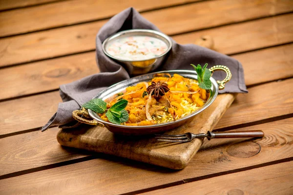 Karides biryani geleneksel sebze sosu Hint lokantası manzaralı pirinç kafesi