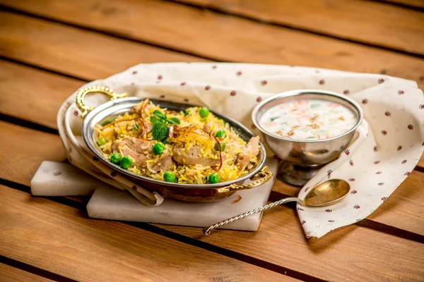 Geleneksel biryani geleneksel sebze sosu Hint lokantası manzaralı pirinç kafesi