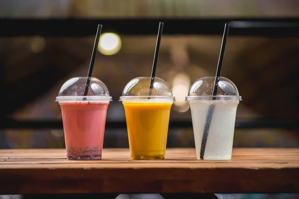 Yaz sokağı şehrinde limonata kokteyli. Gün ışığı. Sabah manzarası.
