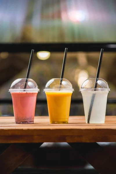 Yaz sokağı şehrinde limonata kokteyli. Gün ışığı. Sabah manzarası.